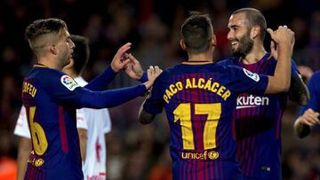 El delantero del FC Barcelona Francisco Alc&aacute;cer celebra con sus compa&ntilde;eros, Aleix Vidal y Deulofeu, su gol ante el Murcia, Fernando Llorente.