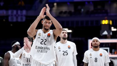 Tavares aplaude al público del Palacio tras la victoria del Madrid ante el Mónaco.