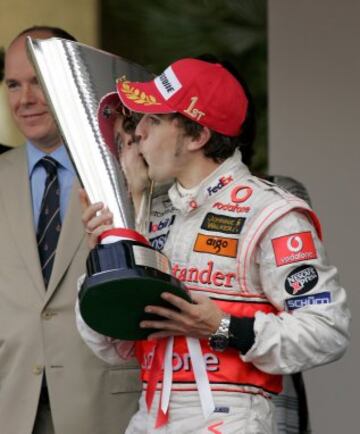 Fernando Alonso como ganador en Mónaco. 