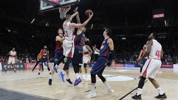 Radovic atrapa un rebote ante la defensa del Baskonia.