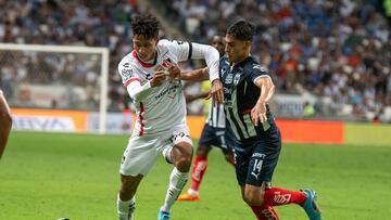 AME2664. MONTERREY (MÉXICO), 20/04/2022.- Erick Aguirre (d) de Rayados de Monterrey disputa el balón con Jonathan Herrera (i) de Atlas de Guadalajara hoy, durante un partido por la jornada 15 del torneo Clausura 2022, en el estadio BBVA de Monterrey (México). EFE/Miguel Sierra