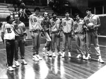 Con la Selección Española consiguió el Europeo Junior en 1979, la plata en el Eurobasket de Nantes en 1983 y la plata en los JJ.OO. de Los Ángeles en 1984. En la imagen con Corbalán, Iturriaga, De la Cruz, Romay, Epi y Solozábal.