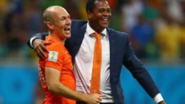 Patrick Kluivert celebra junto a Arjen Robben el pase a semifinales del Mundial.