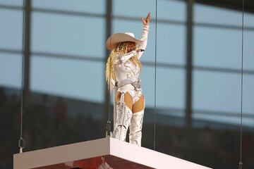 La cantante, nacida en Houston, se llevó una gran ovación al aparecer en el estadio.