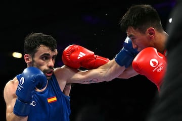 El –57 kg del equipo nacional español ganó al kazajo Makhmud Sabyrkhan, oro y plata en los últimos Mundiales, por decisión dividida (4-1) en octavos de final. A un triunfo del metal.