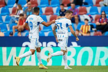 Qasmi celebra con Raba el gol del empate ante el Levante. Frente a los granota, el ariete del Leganés también gozó de una clara ocasión de gol para empatar el partido. 