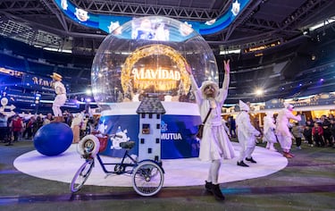 El estadio Santiago Bernabéu acoge la 'Mavidad Bernabeu'. Un envento para toda la familia en el que se puede disfrutar de un buen plan en estas fechas navideñas. En la imagen 'La Plaza de los Sueños' y su pasacalles navideño con acróbatas y artistas.