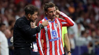 Simeone charla con Griezmann en un partido del Atlético.
