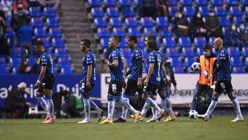 Jugadores de Gallos Blancos durante el partido conytra Puebla