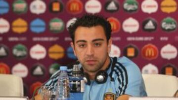 El centracampista español, Xavi Hernández, atiende a los medios durante la rueda de prensa ofrecida tras el entrenamiento del equipo, en el estadio Olímpico de Kiev, Ucrania.