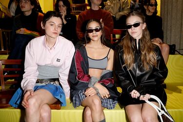 Miu Miu es una marca de lujo fundada en 1993 por Miuccia Prada, quien también dirige la icónica casa Prada. Su nombre proviene del apodo de infancia de Miuccia, reflejando el espíritu juvenil y experimental de la marca. Desde sus inicios, Miu Miu ha sido vista como la "hermana menor" de Prada, pero con una identidad propia: más atrevida, irreverente y vanguardista. Su estética juega con lo femenino y lo subversivo, mezclando influencias retro con una visión moderna. A lo largo de los años, Miu Miu ha ganado reconocimiento por sus campañas publicitarias con actrices y celebridades, en la imagen se ve a tres de sus celebridades a las que visten como Emma Corrin, Antonia Gentry y Sydney Sweeney, así como por su enfoque innovador en la moda. Aunque sigue formando parte del grupo Prada, ha logrado consolidarse como una marca con autonomía creativa y una fuerte presencia en la industria.