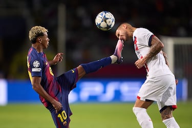 Lamine Yamal del FC Barcelona disputa el balón con Lucas Hernández del Paris Saint-Germain durante el partido de la segunda jornada de la Fase de la UEFA Champions League 2025/26.