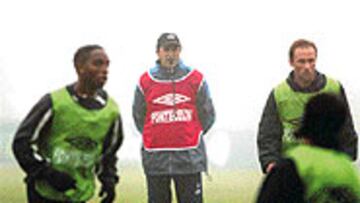 <B>ENTRE NIEBLA</b>. El equipo de Lotina se entrenó ayer con una espesa niebla, pero no se interrumpió el trabajo.