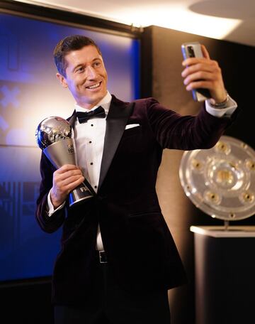 Robert Lewandowski, futbolista del Bayern de Munich, premio The Best FIFA 2020 al mejor jugador.