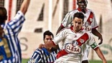 <b>PIEZA IMPORTANTE. </b>Michel, rodeado de jugadores adversarios, en el partido ante el Alavés.