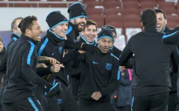 Último entrenamiento del Barcelona antes del partido de Champions League de octavos de final frente al Arsenal 