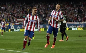 La delantera del Atlético tras la marcha de Diego Costa y Villa con la que campeonó en Liga. Ambos se entendían en el campo y dieron muchas alegrías a la afición colchonera.