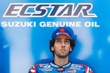 Alex Rins esperando a salir en la clasificación.