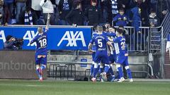 El Alav&eacute;s felicita a Lucas P&eacute;rez tras su gol.