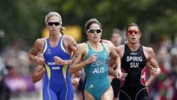 La suiza Nicola Spirig (der.), oro, la sueca Lisa Norden (izq.), plata, y la australiana Erin Densham, (c), bronce, durante la prueba de triatlón femenino de los Juegos Olímpicos de Londres 2012.