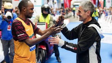 El keniano Stephen Kiplimo, ganador en ela marat&oacute;n de Vitoria-Gasteiz, saludado en la meta por Mart&iacute;n Fiz. 