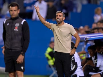 Carlos Martínez da instrucciones durante el partido ante el Villarreal B. 