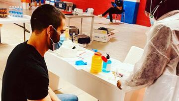 Los futbolistas del Eibar pasan las pruebas médicas antes de entrenar.