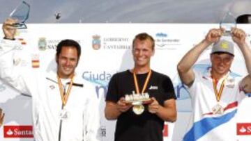 El español Alejandro Muscat, primero a la izquierda, acabó segundo en la clase Finn. El regatista neozelandés, Josh Junior (cenmtro) primero, y el ruso Egor Terpigorev, completaron el podio.