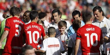 Luis García con las leyendas del Liverpool en un partido ante las leyendas del Real Madrid.