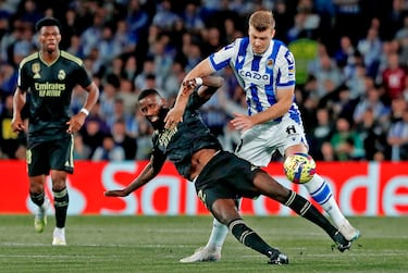 El delantero de la Real Sociedad, Alexander Sorloth, lucha por el balón con el defensa del Real Madrid, Antonio Rüdiger.