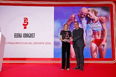 Premio Paralímpico As del Deporte 2024  Elena Congost. La atleta recibe el trofeo de manos de Raúl Blanco, presidente de RENFE.