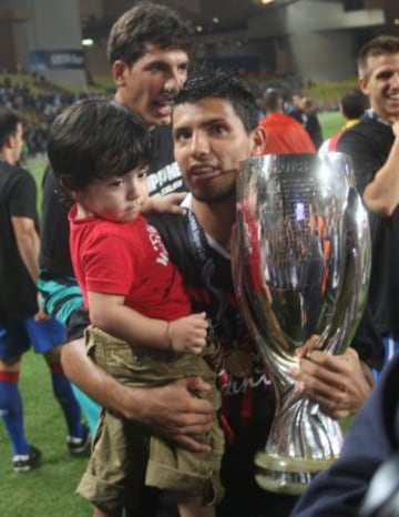 Agüero con la Supercopa de Europa de 2010 tras ganar con el Atlético de Madrid al Inter de Milán en Mónaco.