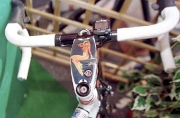 Detalle del manillar de la bicicleta de Cipollini en 1999.