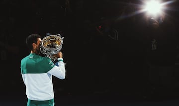 El tenista serbio Novak Djokovic levanta su 18º Grand Slam y su 9 Open de Australia al imponerse al ruso Daniil Medvédev en tres sets (7-5, 6-2 y 6-2) en la final del Gran Slam.