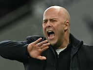 Liverpool's Dutch manager Arne Slot gestures during the English Premier League football match between Tottenham Hotspur and Liverpool at the Tottenham Hotspur Stadium in London, on December 20, 2025. (Photo by JUSTIN TALLIS / AFP) / RESTRICTED TO EDITORIAL USE. No use with unauthorized audio, video, data, fixture lists, club/league logos or 'live' services. Online in-match use limited to 120 images. An additional 40 images may be used in extra time. No video emulation. Social media in-match use limited to 120 images. An additional 40 images may be used in extra time. No use in betting publications, games or single club/league/player publications. /