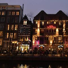 Could Amsterdam ban its red light district? The city wants to “cover up” the area