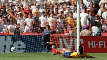 El momento exacto en el que el colombiano Andrés Escobar mete un gol en propia puerta ante Estados Unidos en el Mundial de 1994. Tristemente días después fue asesinado.