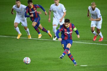 Messi marcó el 1-0 de penalti.