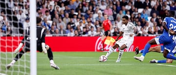 3-0. Jugada individual del brasileño al comienzo de la segunda mitad. Arranca por su banda con el balón pegado a las botas, cambia de ritmo para dejar atrás a Carlos Benavídez y define con su pierna derecha, raso y por debajo de las piernas de Antonio Sivera.