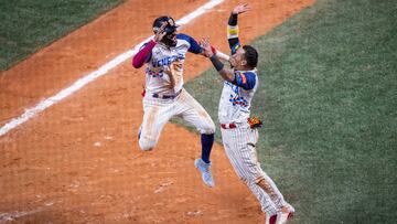 AME1800. CARACAS (VENEZUELA), 04/02/2023.- Danry Vásquez (i) y Orlando Arcia de Venezuela celebran hoy una carrera contra Cuba, durante un partido por la primera ronda de la Serie del Caribe Gran Caracas 2023, en el Estadio Monumental "Simón Bolívar" de Caracas (Venezuela). EFE/ Rayner Peña R
