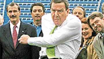 <b>LISTO PARA JUGAR</B>. Gerhard Schröder tiene estilo y ganas para vestir en cualquier momento la camiseta del Borussia, como esa de Amoroso.