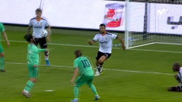 Cuando Isco tiene el bal¨®n dentro del ¨¢rea el tiempo se congela: su primer gol del a?o fue un pasada