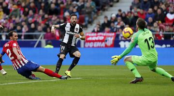 Griezmann había adelantado al Atlético de penalti, pero el partido estaba muy abierto. Morales se plantó ante Oblak en el 70', pero el esloveno volvió a sacar otro mano a mano.
