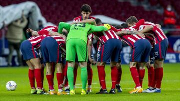 Los futbolistas del Atlético hacen una piña antes de jugar contra el Valencia.