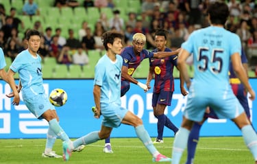 Yamine Yamal, do FC Bararona (centro), chuta a bola quando uma partida amigável entre o FC Barcelona e o IEGU FC.
