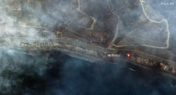 Una imagen satlite muestra el humo que cubre la Pacific Coast Highway a lo largo de la costa de Malib debido a los devastadores incendios forestales, California.