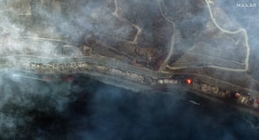 Una imagen satélite muestra el humo que cubre la Pacific Coast Highway a lo largo de la costa de Malibú debido a los devastadores incendios forestales, California.