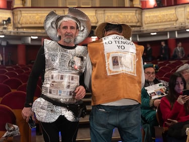 Dos personas disfrazadas de 'Don Quijote y Sancho Panza' al inicio del Sorteo Extraordinario de la Lotería de Navidad 2022, en el Teatro Real de Madrid.