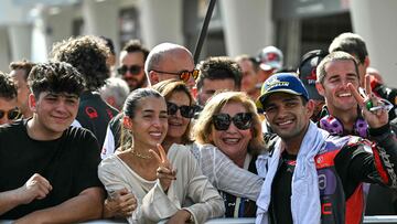 Martín junto a su madre Susana, la madre de su novia (Carmen), su novia (María) y su hermano (Javi).