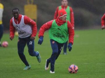 Alexis Sánchez se entrenó bajo la lluvia este sábado con el Arsenal en Londres.